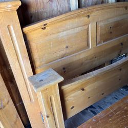 4 Post Queen Pinewood Bedroom Set