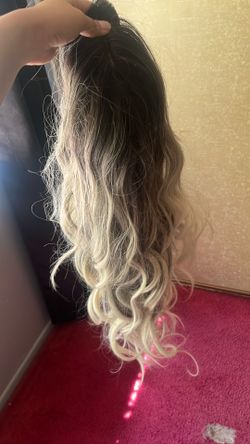 Wavy blond/black wig