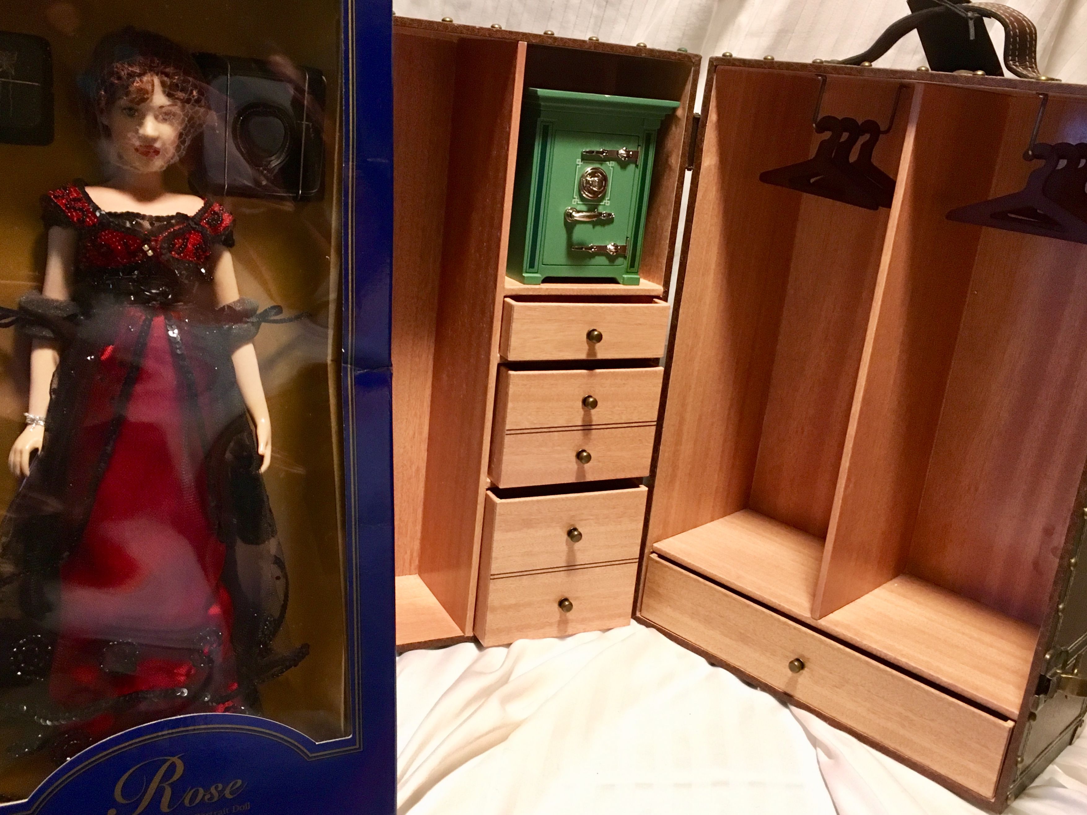 Franklin Mint TITANIC Rose Doll w/ Trunk Outfits & Many Extras! for Sale in  San Diego, CA - OfferUp