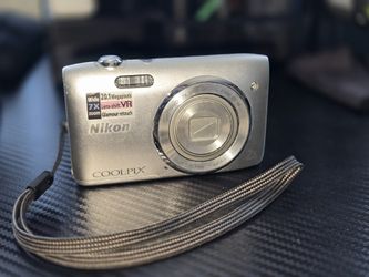 Nikon COOLPIX Digital Camera S3500 20.1MP Silver 7x Wide Zoom Lens-shift VR