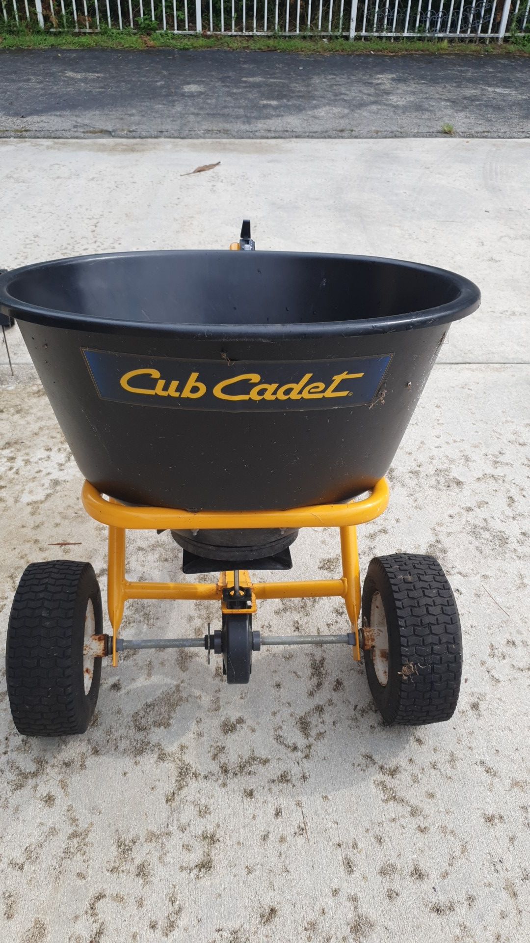 Cup cadet fertilizer spreader for Sale in LAUD LAKES, FL OfferUp