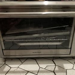 Like New Hamilton Beach counter top Oven