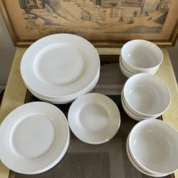 FOR SALE: 25-Piece Dinnerware Set