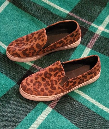 WOMENS BOBBIE BROOKS CHEETAH PRINT FAUX SUEDE SLIP ON SHOES SIZE 9