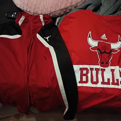 Chicago Bulls Shirt Size S And Jordan Jacket Says Size Xxl But It' Fits Like A Medium  40$
