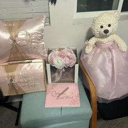 Asesorios De 15 Años : Almohada, Oso, Ramo, Libro De Firmas Y Caja Para Tarjetas.