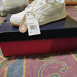 Woman's Reebok Shoes 