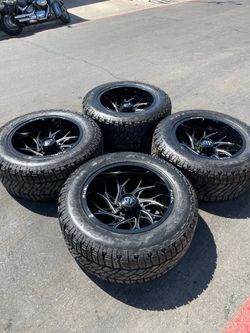 Fuel Runner 8x170 22” Wheels and 37” Tires