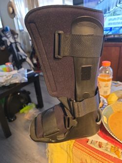 Breg medical walking boot size small