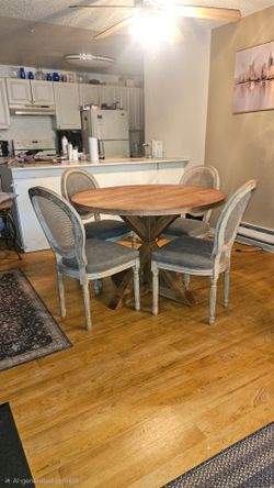 Wooden round dining table w/ 4  chairs