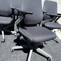 LIKE NEW STEELCASE GESTURE 