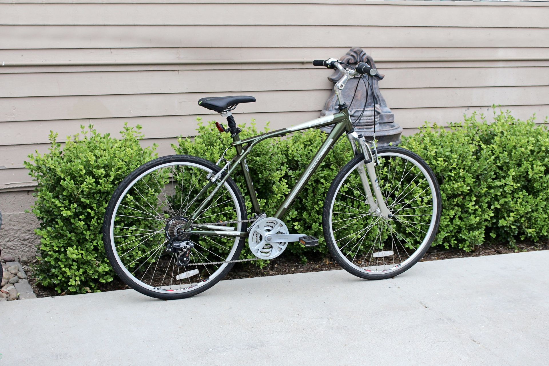 GT Nomad Hybrid Bike - Size: Large