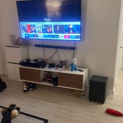 Samsung TVs Plus Soundbar And Table