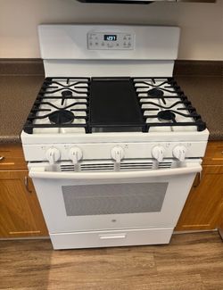 Stove gas with griddle GE (free local delivery) ***available October 26th***