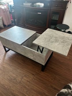 Mesa de centro se abren las puerta para comer en ella