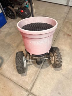Grass seeds spreader