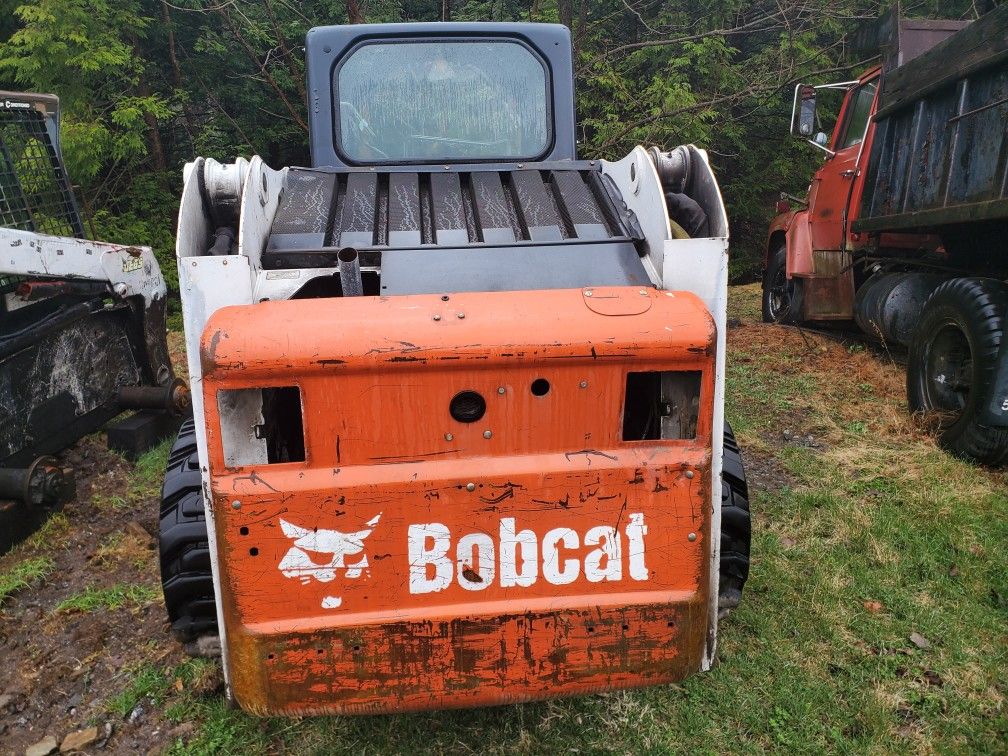 3 Bobcat S220s