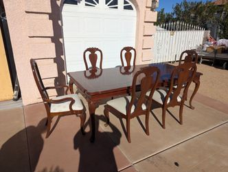 Dinning Room Table And Chairs 