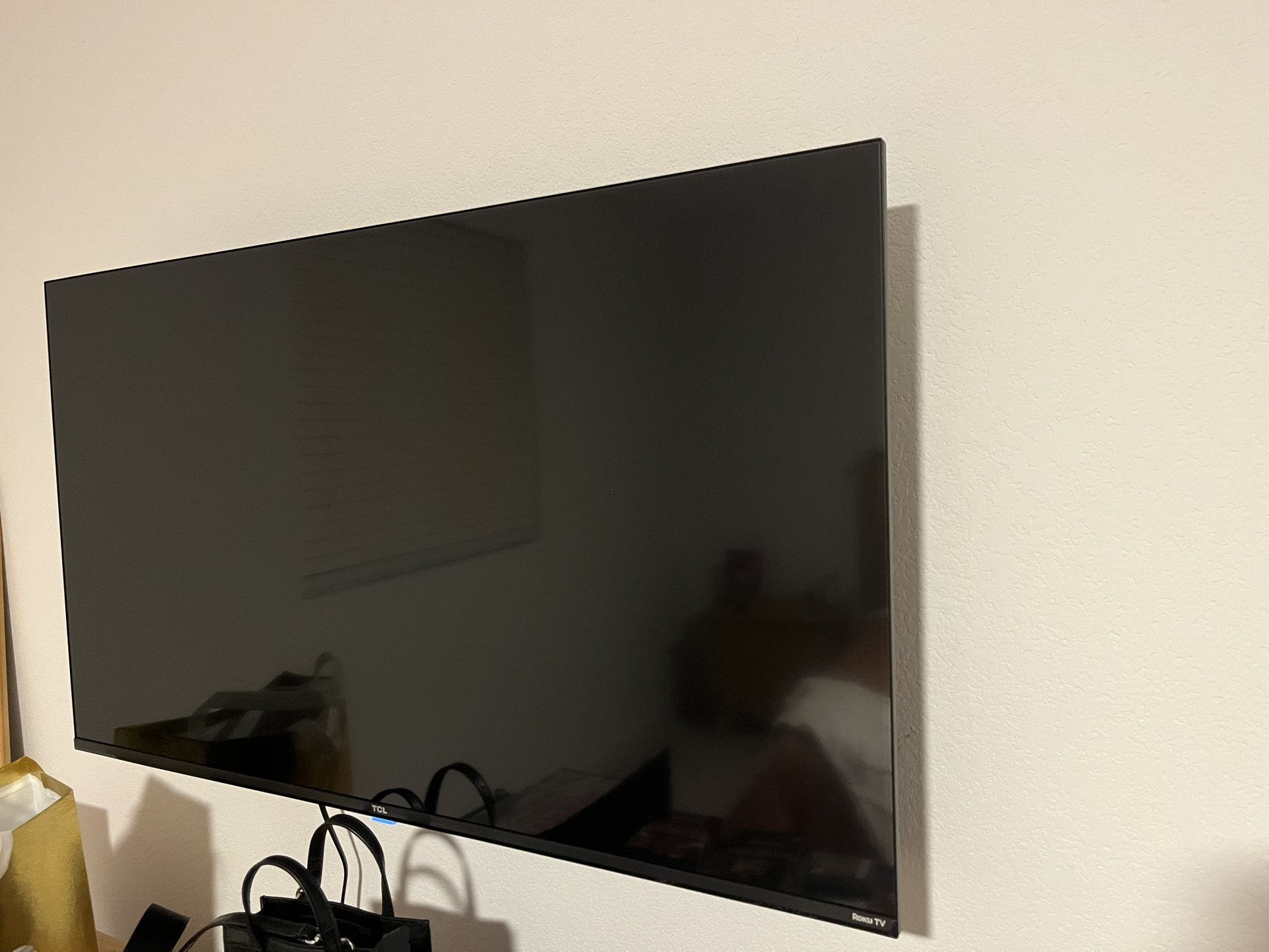 35 Inch TCL Roku TV with TV mount for Sale in Henderson, NV - OfferUp