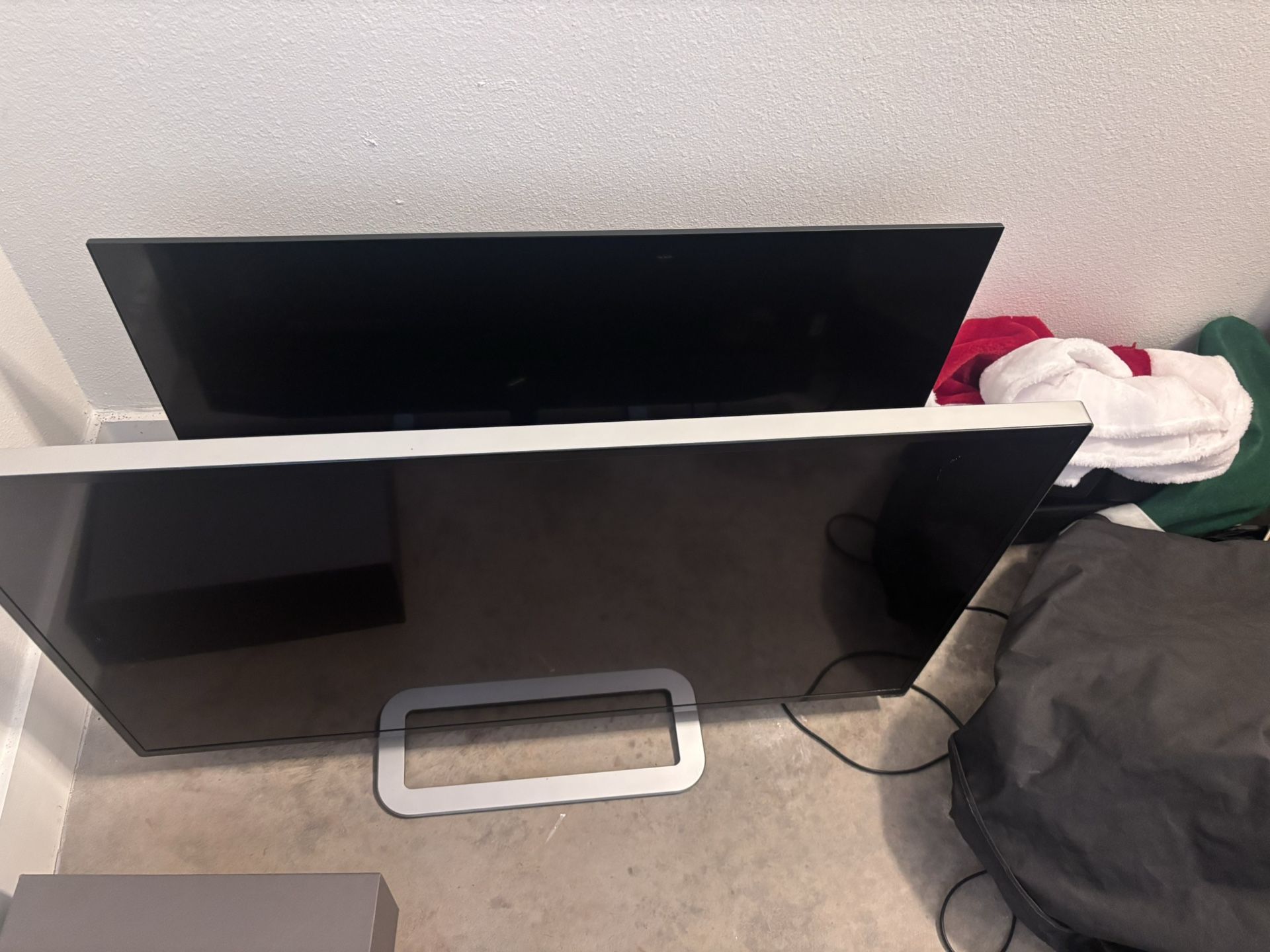 3 TVs