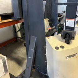 Crown Electric Pallet Lift