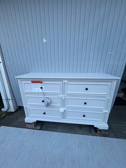 Anistyn 6-Drawer Dresser new out of the box.