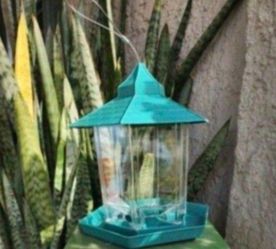 Bird feeder, new, holds 2  lbs.