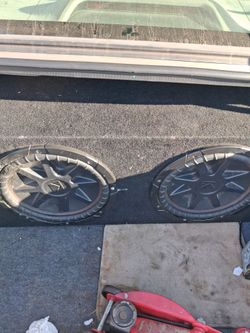 Hifonics amp 2500 watts and 12 inch kickers