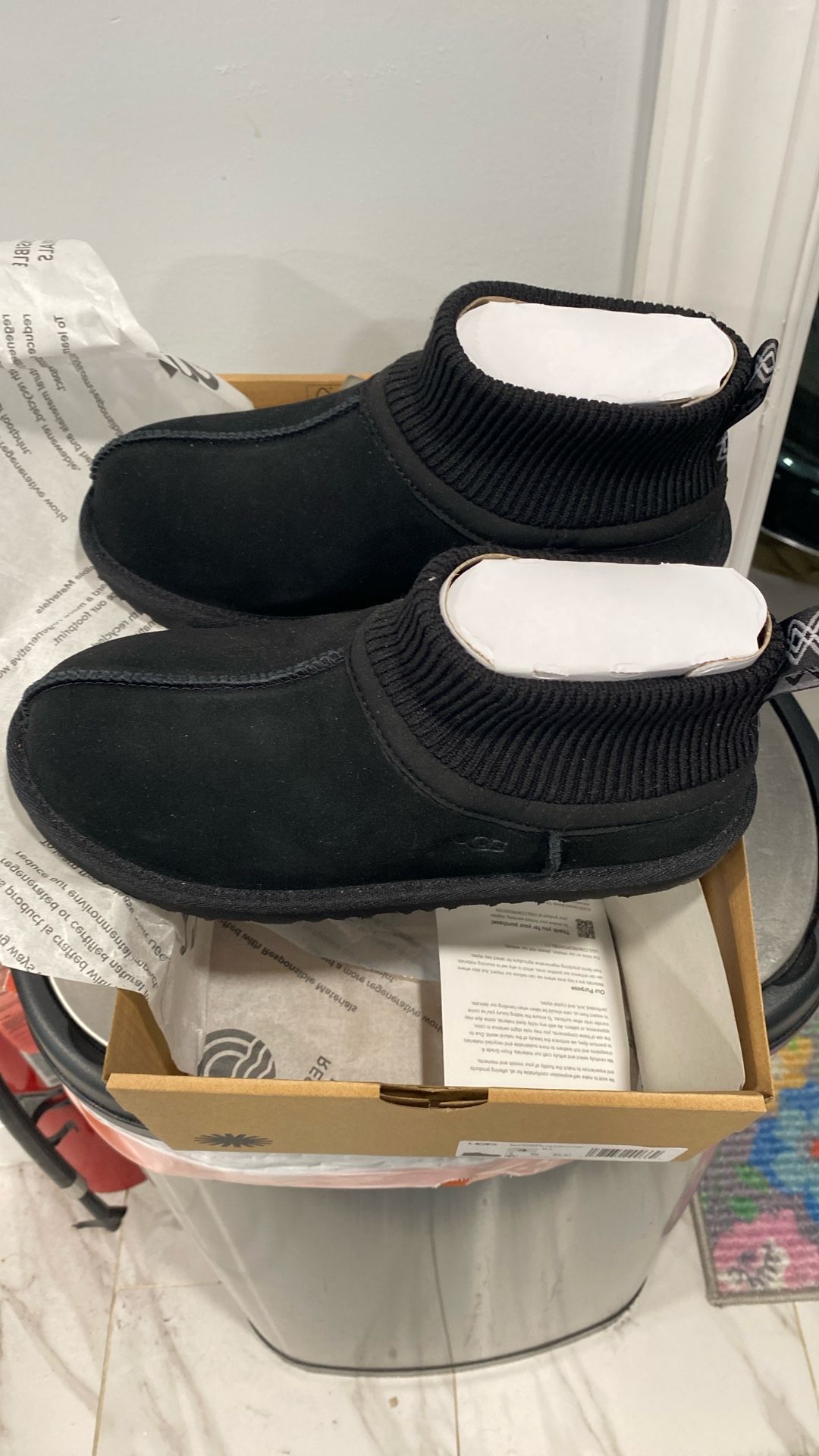 Black Cuff Uggs Size 4