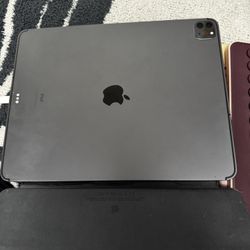 iPad Pro Forth Gen , Comes With Everything 