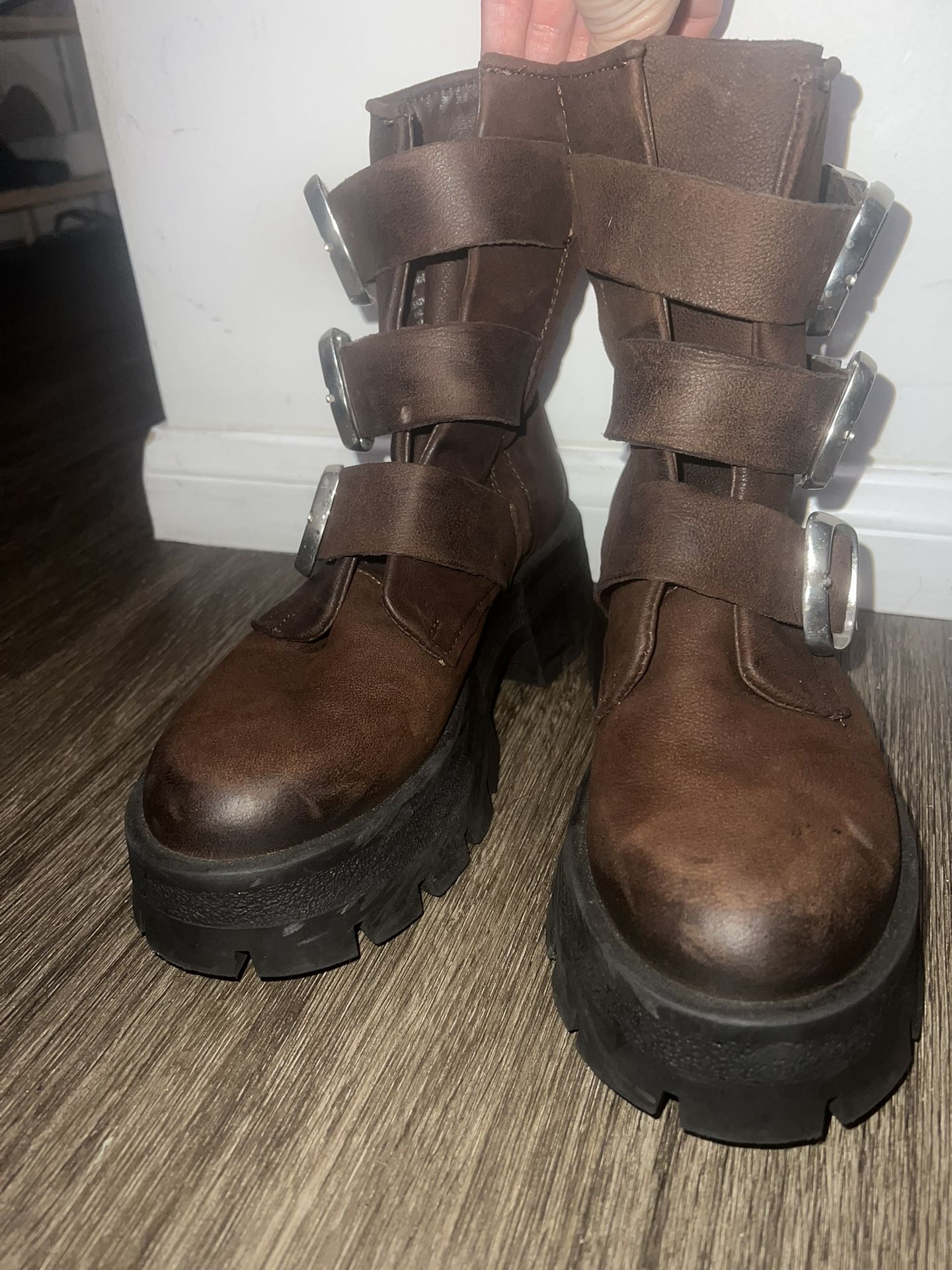 🥾 Brown Chunky Platform Buckle Boots