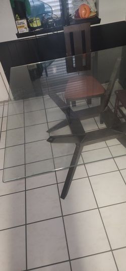 Glass Table / Mesa De Vidrio