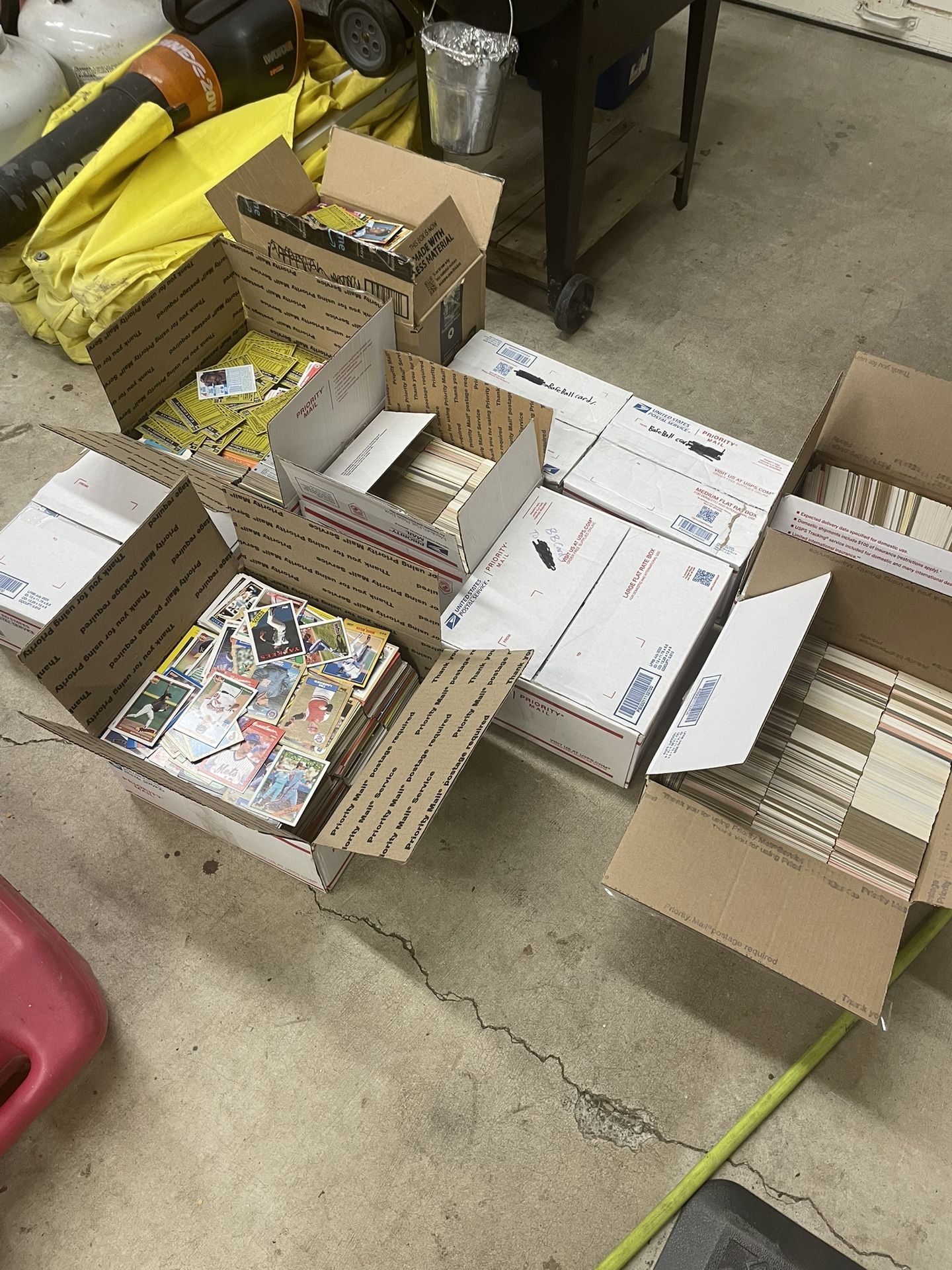 Thousands Of Baseball Cards