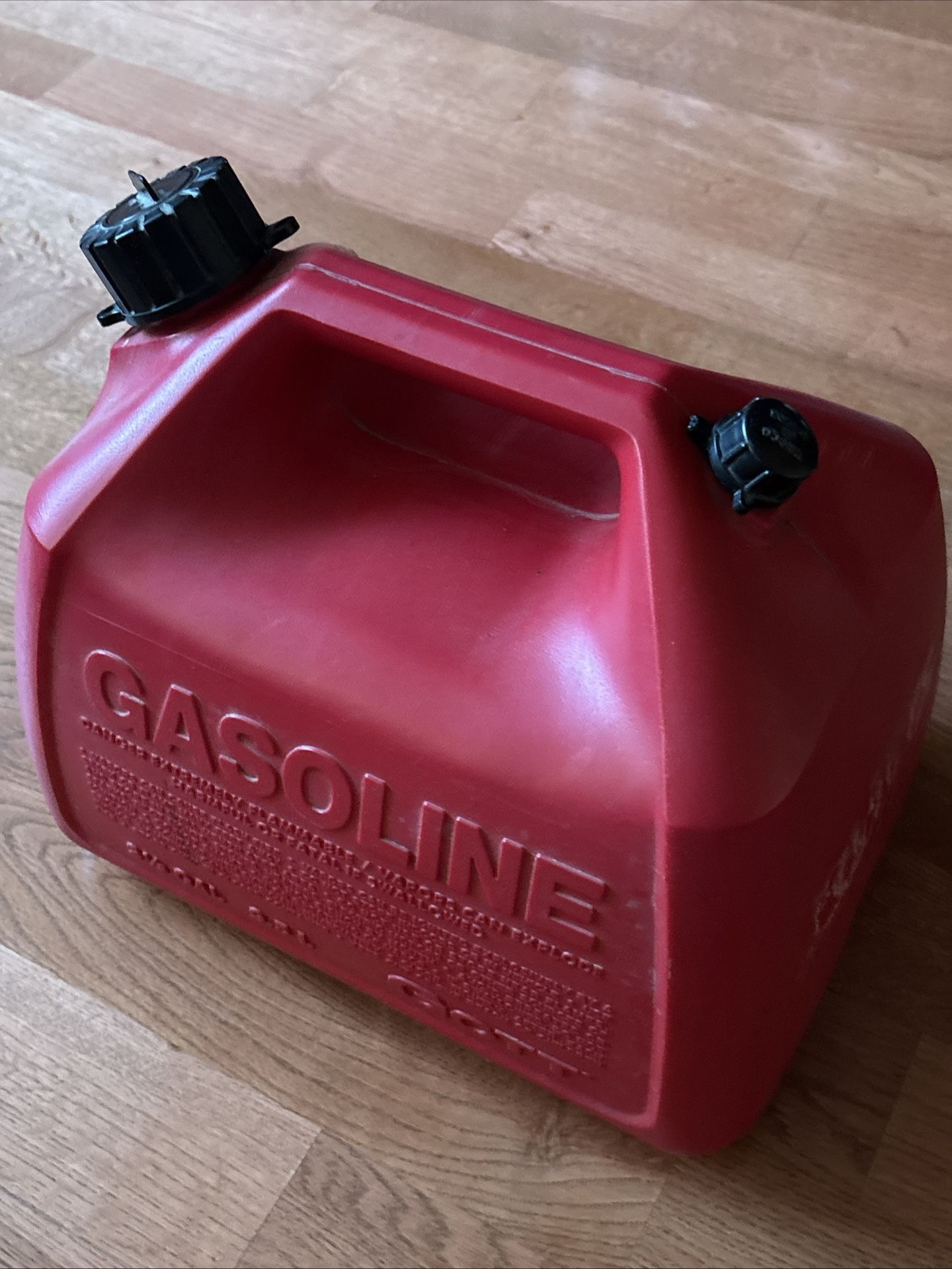 Rubbermaid Essence 2.5 Gallon Gas Can Pre-Ban Vented w/Flex Spout & Cap #1226
