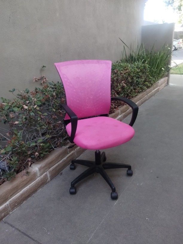 Desk Chair. Pink