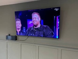55 inch Samsung TV + free wall mount