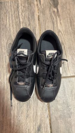 Black Nike cortez size 5.5 kids