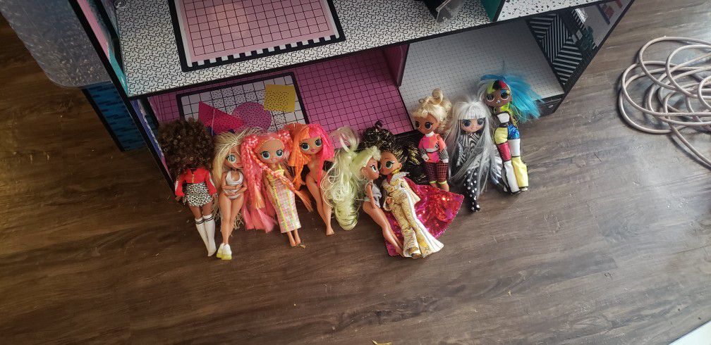 LOL Dolls, Mansion, Furniture, Clothes, Small LOL dolls Perfect Condition