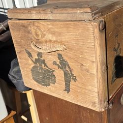 AMAZING VINTAGE TRUNK FOR RESTORATION AND REPAIR
