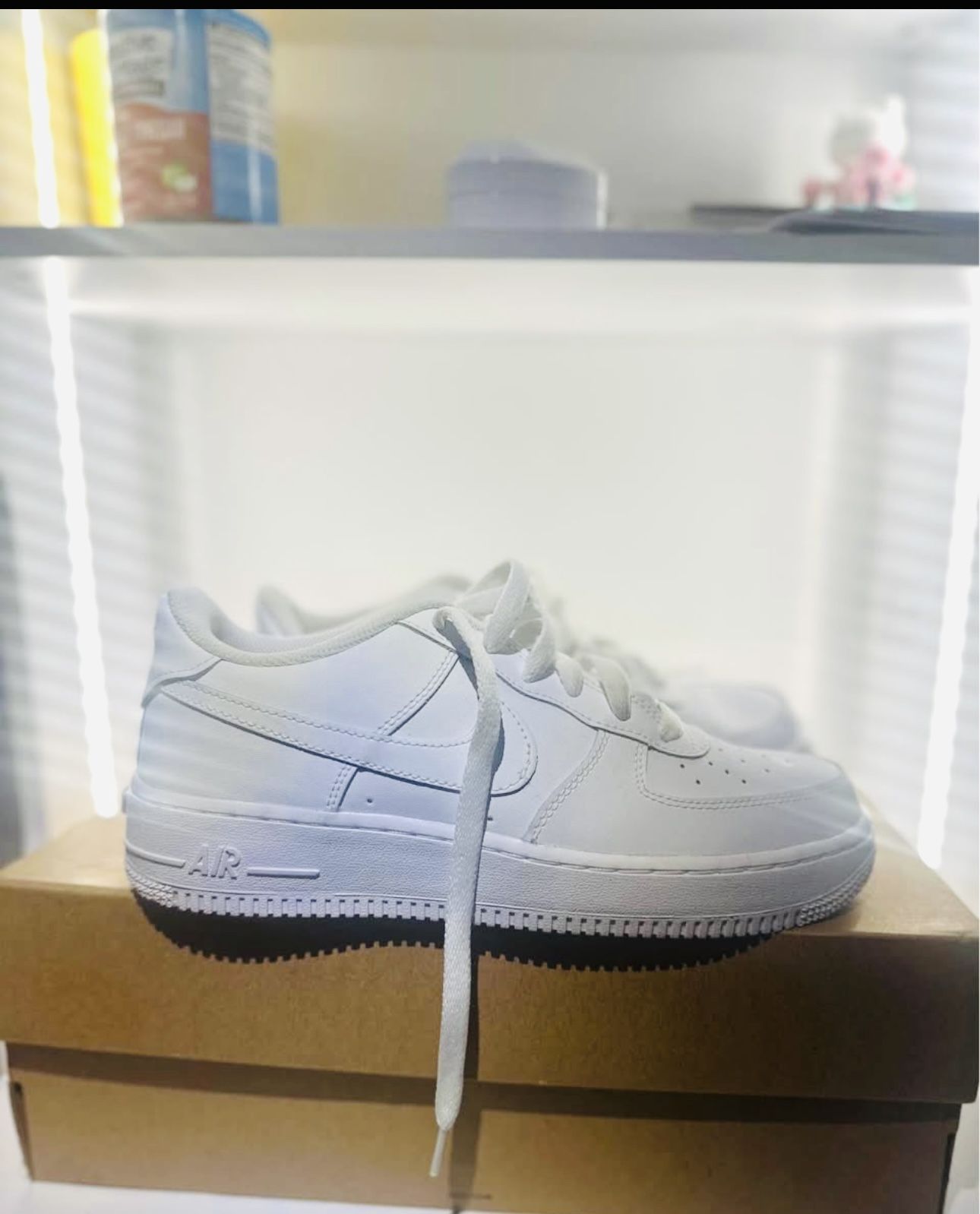WHITE NIKE AIR FORCE 1 -BOY SIZE 7Y