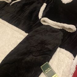 PAVILIA Fleece Blanket with Sleeves and Foot Pockets