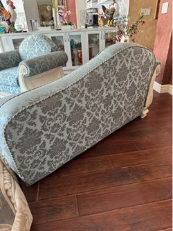 Elegant Vintage Chaise Lounge Sofa – Damask Pattern, Excellent Condition