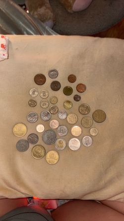 OFFERS ONLY!! Assortment of old coins in all different currencies.