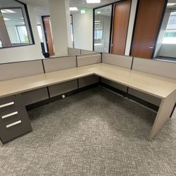 Office Desk/Cubicle With Partition Panels