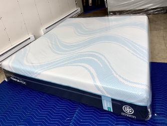 King mattress TEMPURPEDIC  HYBRID PROBREEZE MEDIUM retail $4700 (mattress only)