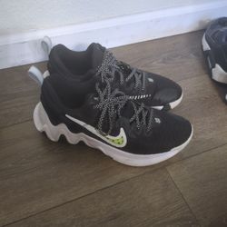 Mens Nike Shoes Size 9.5