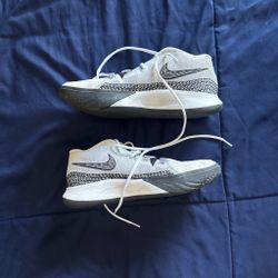 Nike Kyrie Flytrap Basketball Sneakers