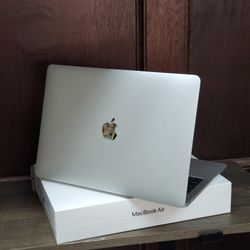 
Apple - MacBook Air 13.3" Laptop (2020) - Intel Core Chip (Core i3 - 8GB RAM - 128GB SSD)