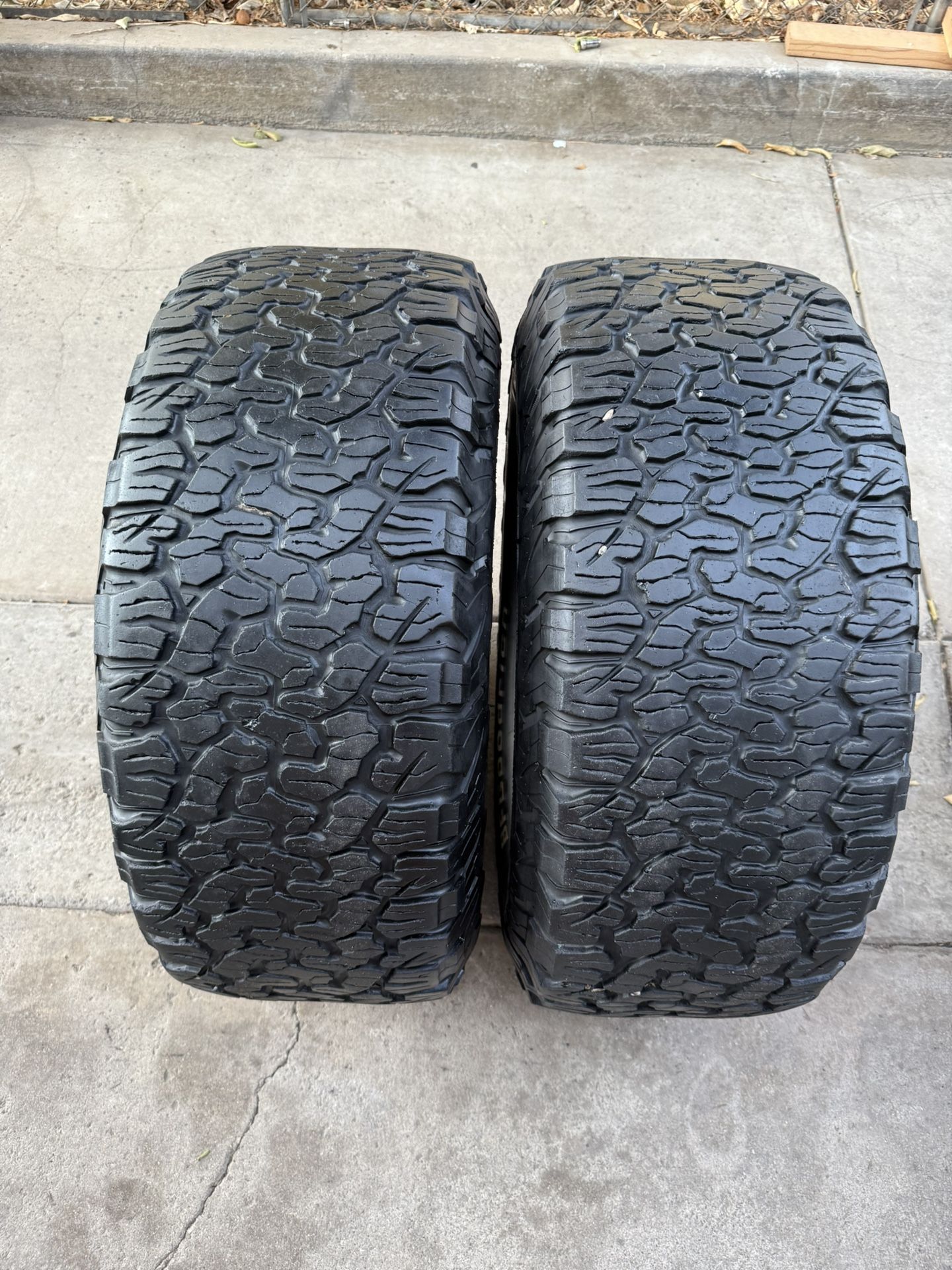 2 tires 33/12.50/15 Bfgoodrich