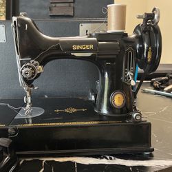 "CLASSIC BLACK" Singer Featherweight 221 Sewing Machine.